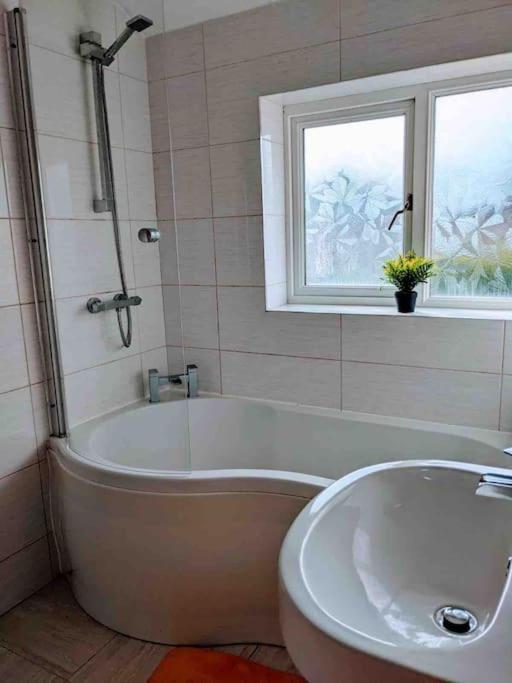 Hidden Gem !Stunning 3 Bedroom Home In Sheffield Handsworth Exterior photo