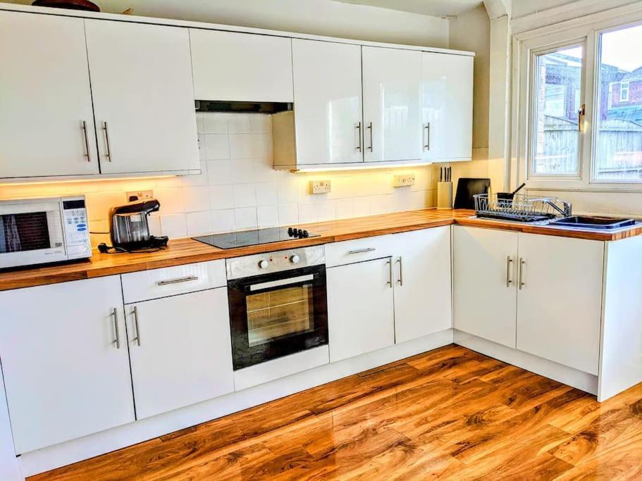 Hidden Gem !Stunning 3 Bedroom Home In Sheffield Handsworth Exterior photo